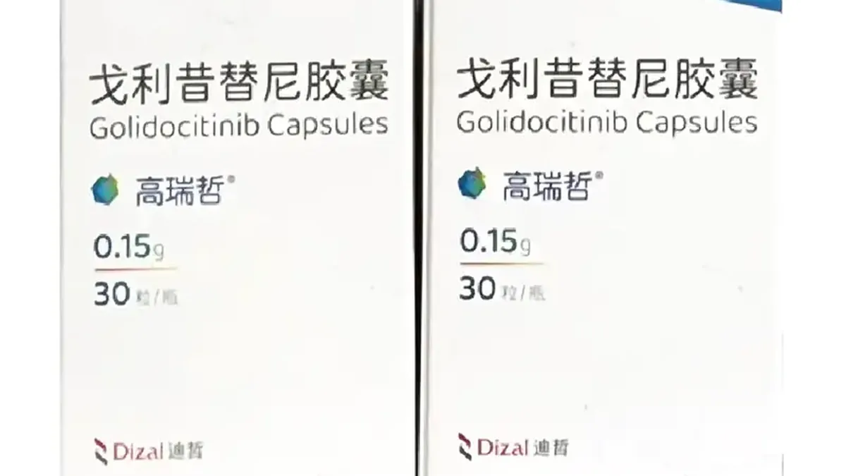 儿童皮肤科诊室中，医生查看孩子头皮情况